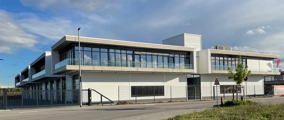 Das Bild zeigt ein Gebäude.