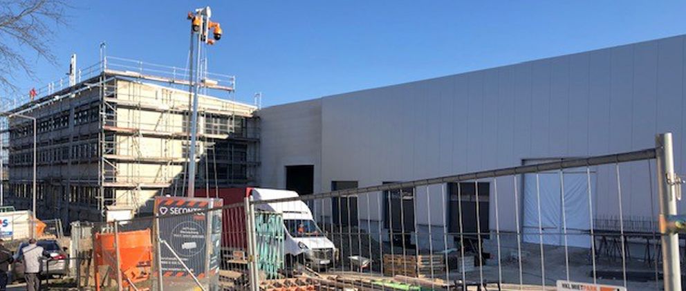 Auf dem Bild ist ein Gebäude zu sehen, das gerade gebaut wird.