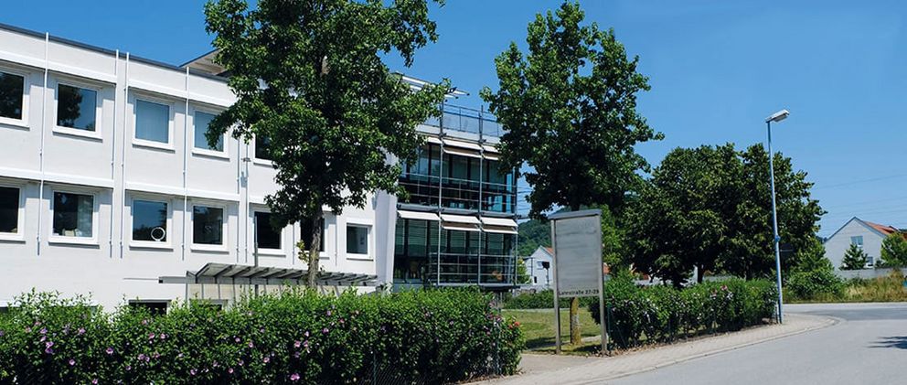 Das Bild zeigt ein Gebäude.