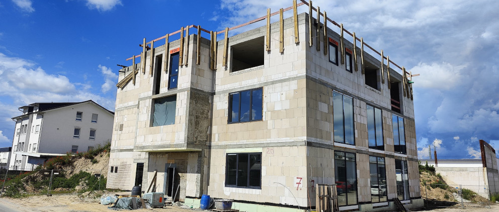 Auf dem Bild ist ein Haus zu sehen, das gerade gebaut wird.